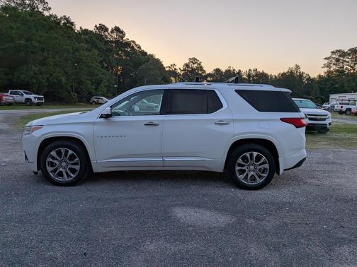 Iridescent Pearl Tricoat 2020 Chevrolet Traverse Premier