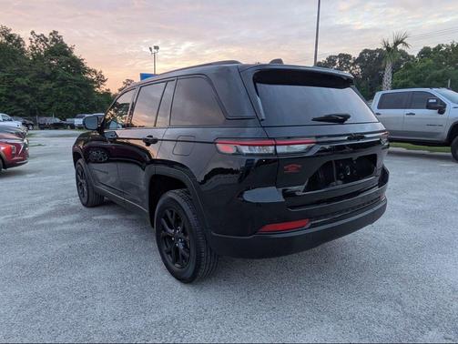 Diamond Black Crystal Pearlcoat 2025 Jeep Grand Cherokee Altitude
