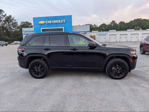 Diamond Black Crystal Pearlcoat 2025 Jeep Grand Cherokee Altitude