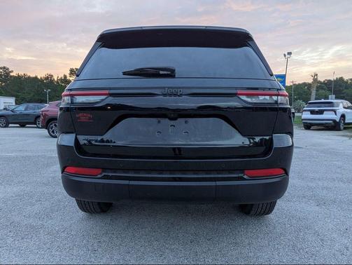 Diamond Black Crystal Pearlcoat 2025 Jeep Grand Cherokee Altitude