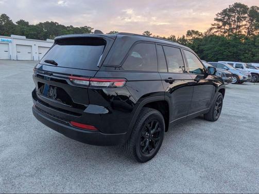 Diamond Black Crystal Pearlcoat 2025 Jeep Grand Cherokee Altitude