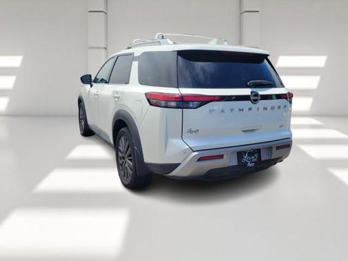 2022 Nissan Pathfinder SL 2WD