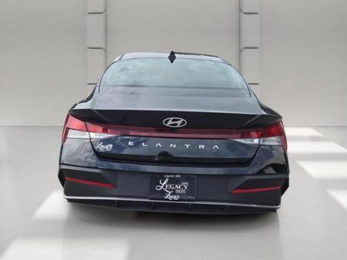 BLACK 2025 Hyundai ELANTRA SE