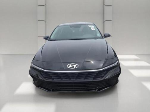 BLACK 2025 Hyundai ELANTRA SE