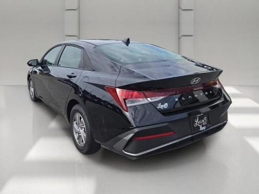BLACK 2025 Hyundai ELANTRA SE