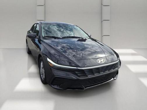 BLACK 2025 Hyundai ELANTRA SE
