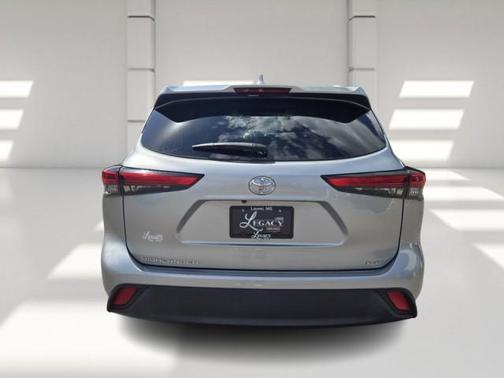 Celestial Silver Metallic 2022 Toyota Highlander XLE