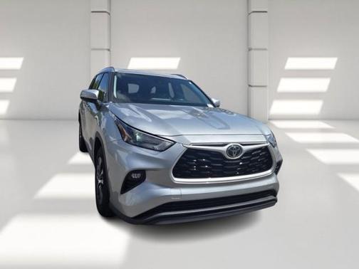 Celestial Silver Metallic 2022 Toyota Highlander XLE