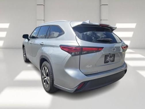 Celestial Silver Metallic 2022 Toyota Highlander XLE