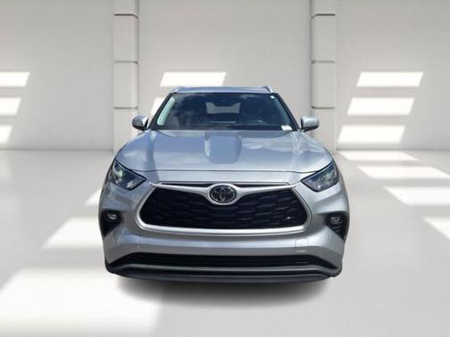 Celestial Silver Metallic 2022 Toyota Highlander XLE