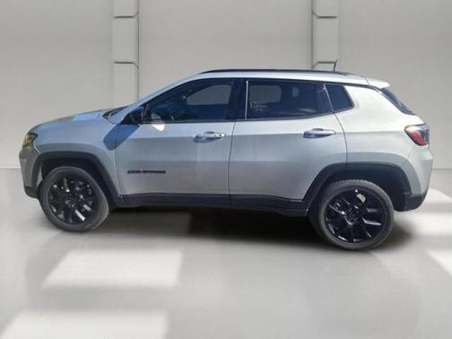 Silver Zynith Metallic Clearcoat 2025 Jeep Compass Latitude 4x4