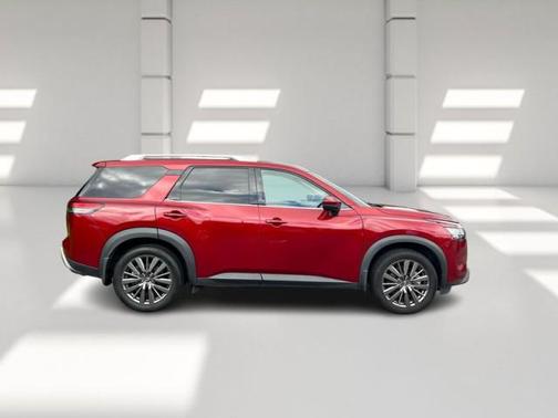 2022 Nissan Pathfinder SL 2WD