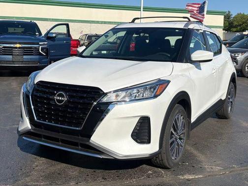 Aspen White Tricoat 2022 Nissan Kicks SV