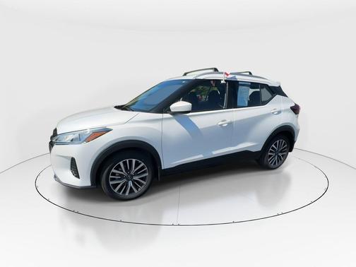 Aspen White Tricoat 2022 Nissan Kicks SV