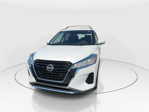 Aspen White Tricoat 2022 Nissan Kicks SV