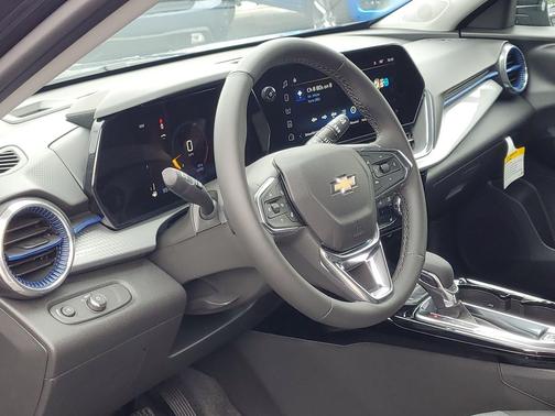 Mosaic Black Metallic 2026 Chevrolet Trax LT