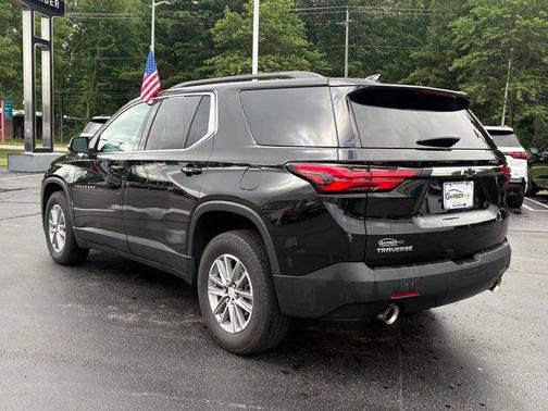 Mosaic Black Metallic 2023 Chevrolet Traverse LT Cloth