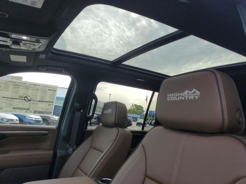 Polar White Tricoat 2026 Chevrolet Suburban High Country, 4WD