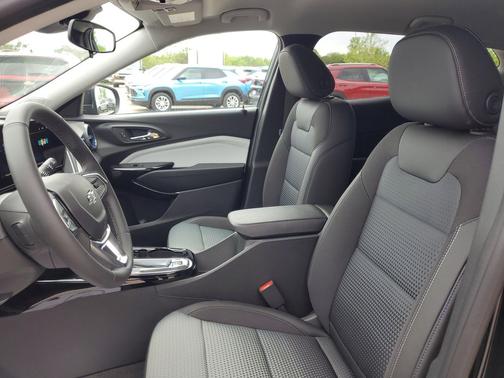 Mosaic Black Metallic 2026 Chevrolet Trax LT