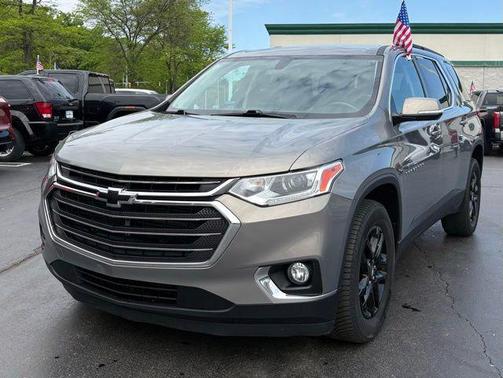Pepperdust Metallic 2019 Chevrolet Traverse LT Cloth
