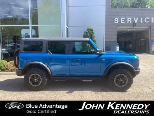 VELOCITY BLUE METALLIC 2022 Ford Bronco BADLANDS