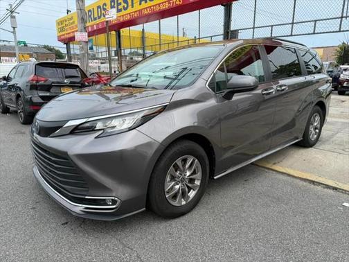 2023 Toyota Sienna XLE 8 Passenger