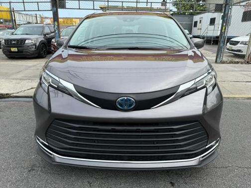2023 Toyota Sienna XLE 8 Passenger