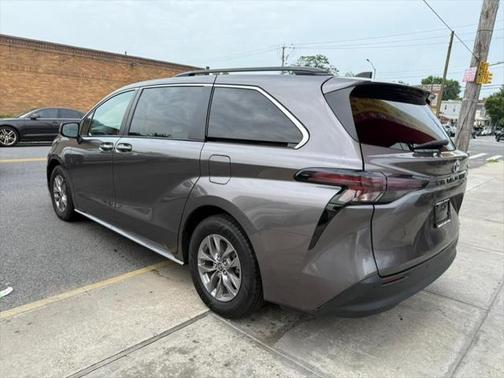 2023 Toyota Sienna XLE 8 Passenger