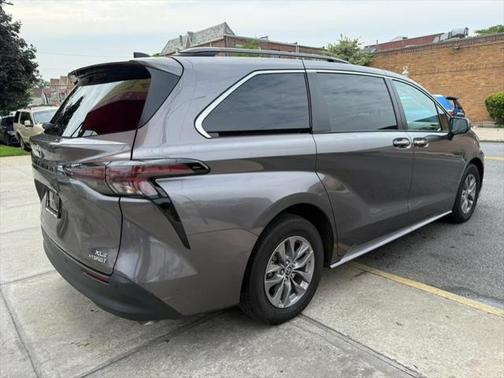 2023 Toyota Sienna XLE 8 Passenger