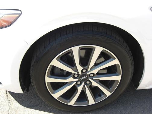 2017 Lincoln Continental Premiere