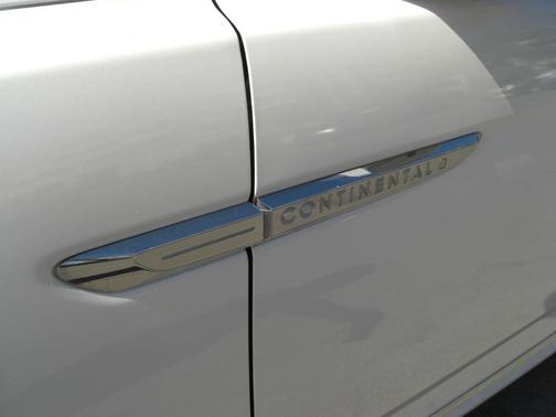 2017 Lincoln Continental Premiere