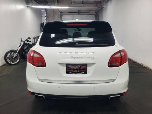 2014 Porsche Cayenne Platinum Edition