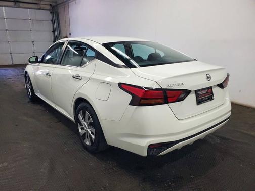 Glacier White 2022 Nissan Altima S FWD