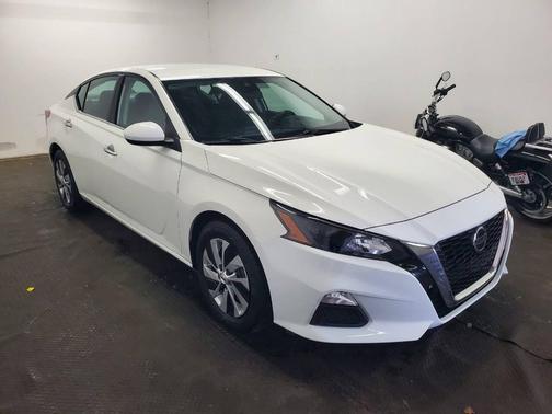 Glacier White 2022 Nissan Altima S FWD