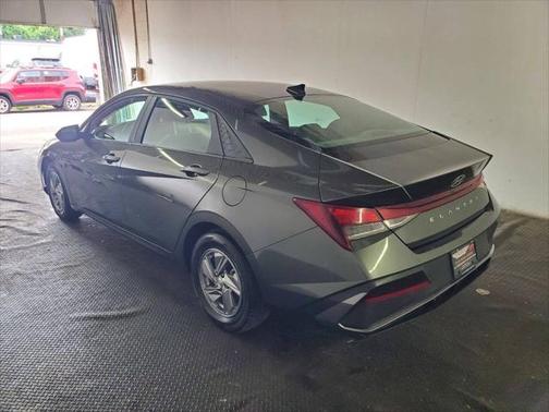 2024 Hyundai ELANTRA SE