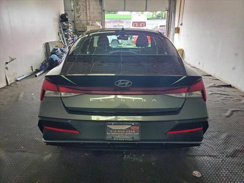 2024 Hyundai ELANTRA SE