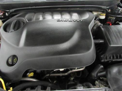 Photo 5 of 21 of 2011 Chrysler 200 Limited