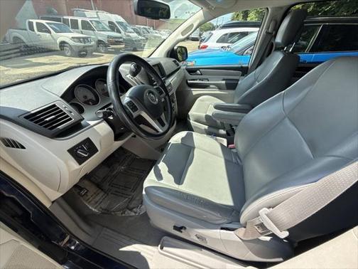 2014 Volkswagen Routan SE