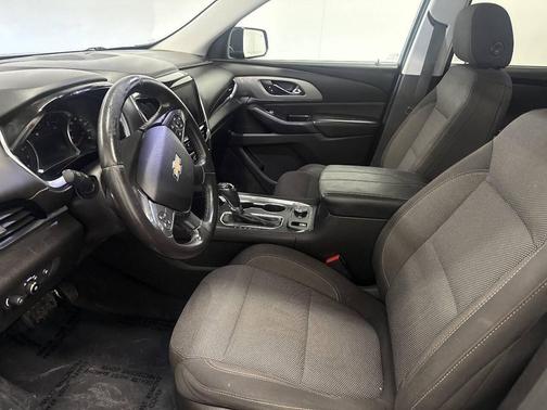 Mosaic Black Metallic 2018 Chevrolet Traverse LT Cloth