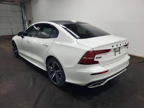 2022 Volvo S60 T5 R-Design