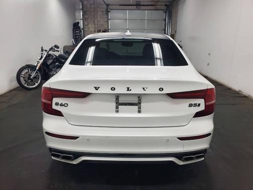 2022 Volvo S60 T5 R-Design