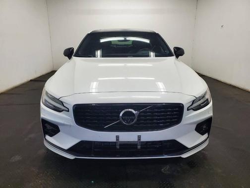2022 Volvo S60 T5 R-Design