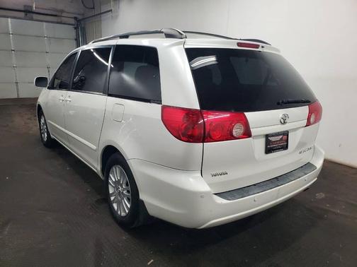 Arctic Frost Pearl 2007 Toyota Sienna XLE