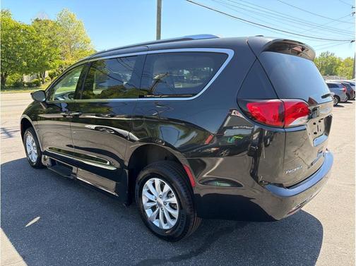 Brilliant Black Crystal Pearlcoat 2018 Chrysler Pacifica Touring-L Plus