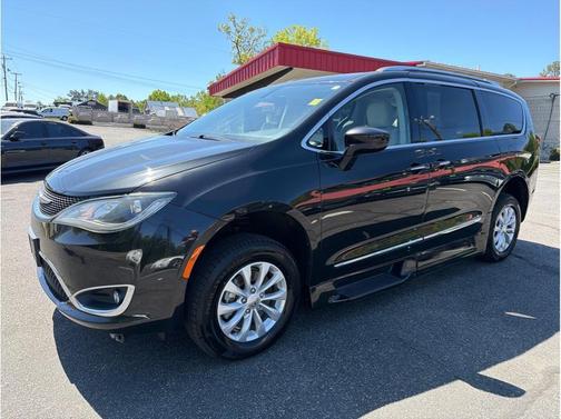 Brilliant Black Crystal Pearlcoat 2018 Chrysler Pacifica Touring-L Plus
