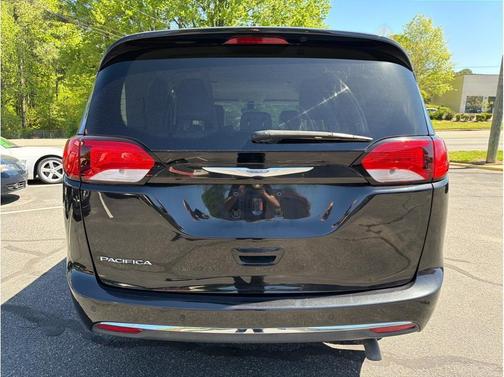 Brilliant Black Crystal Pearlcoat 2018 Chrysler Pacifica Touring-L Plus