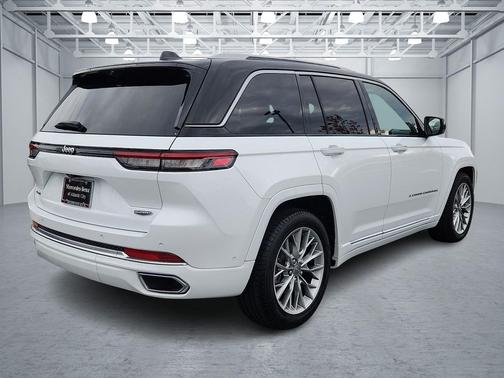 2022 Jeep Grand Cherokee Summit