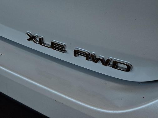 Wind Chill Pearl 2023 Toyota Highlander XLE