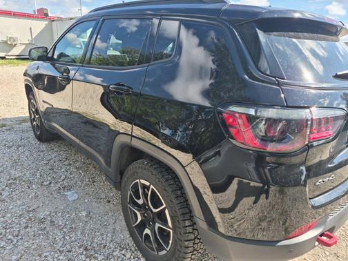Diamond Black 2025 Jeep Compass Trailhawk