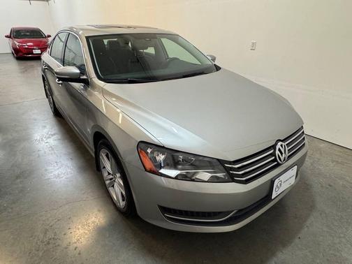 2014 Volkswagen Passat 1.8T Auto SE w/Sunroof & Nav